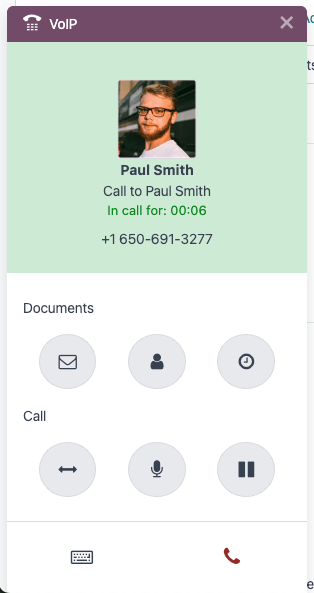 Das VoIP-Widget hat einen Anruf geöffnet, zeigt die Verknüpfungssymbole, auf die ein Vertriebsmitarbeiter Zugriff hat.